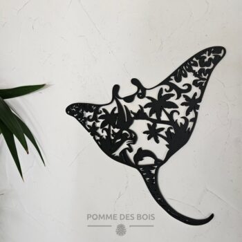 Une raie Manta avec des palmiers.