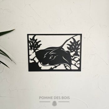 Une raie Manta avec des coraux dans un cadre.