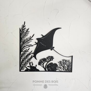 Une raie Manta avec des coraux.