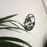 Deux orques avec des coraux dans un cadre.
