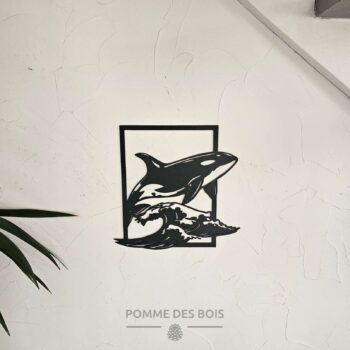 Un orques sur une vague dans un cadre.