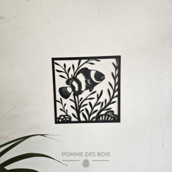 Un poisson clown avec des coraux dans un cadre.