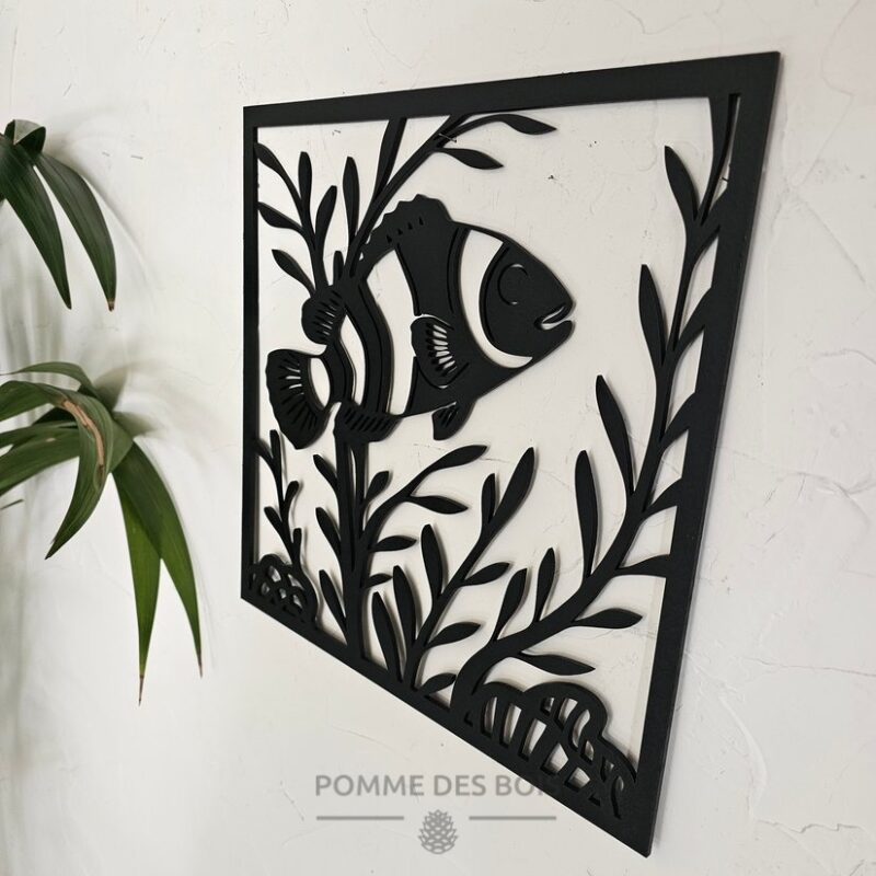 Un poisson clown avec des coraux dans un cadre.