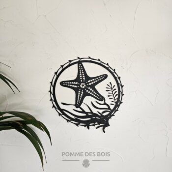 Une étoile de mer avec des algues dans un cadre rond.