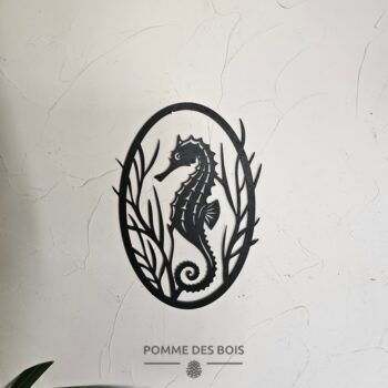 Un hippocampe de profil dans un cadre.