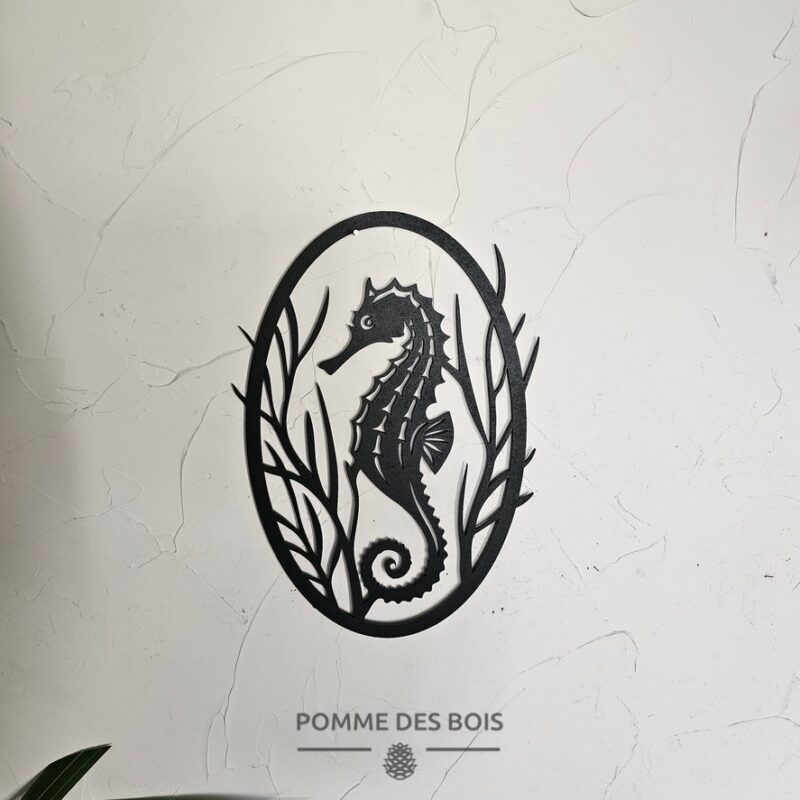 Un hippocampe de profil dans un cadre.