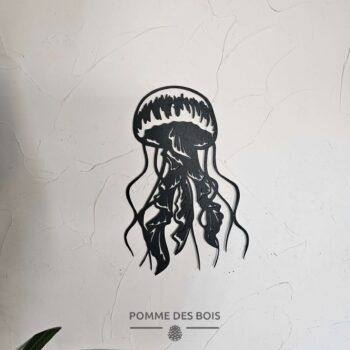 Une méduse entière.