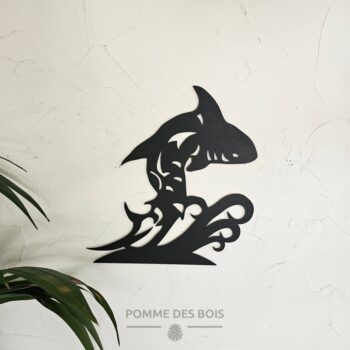 Un requin entier sur une vague.